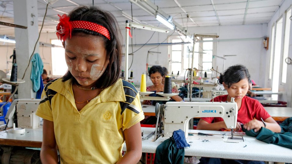 Kinderarbeit: Kinder in einer Werkstätte an Nähmaschnen