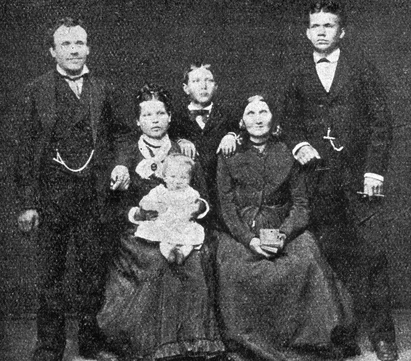 Ferdinand Hanusch mit seinen drei Geschwistern und der alleinerziehenden Mutter 