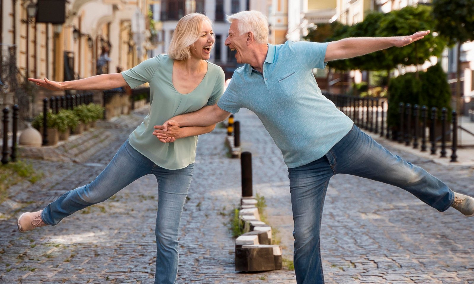 Front view happy senior couple enjoying their time city