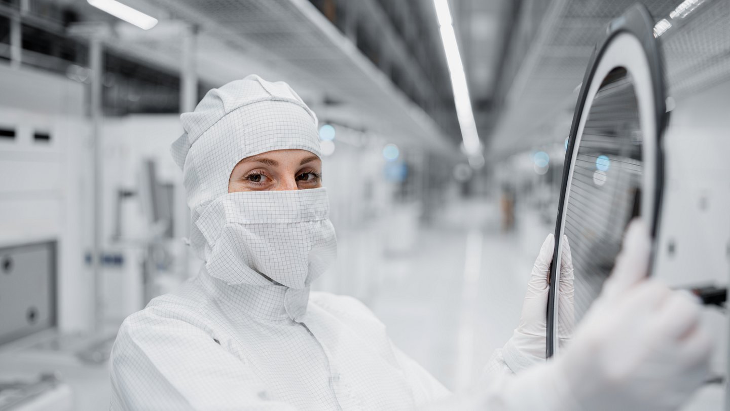 Infineon Reinraum Dresden Arbeiterin in einem Reinraum von Infineon