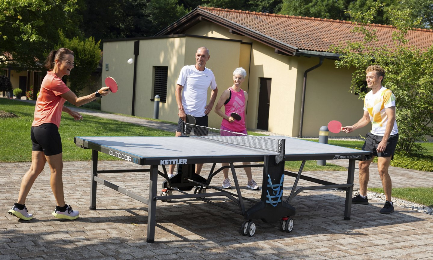 Eine kleine Gruppe spielt Tischtennis