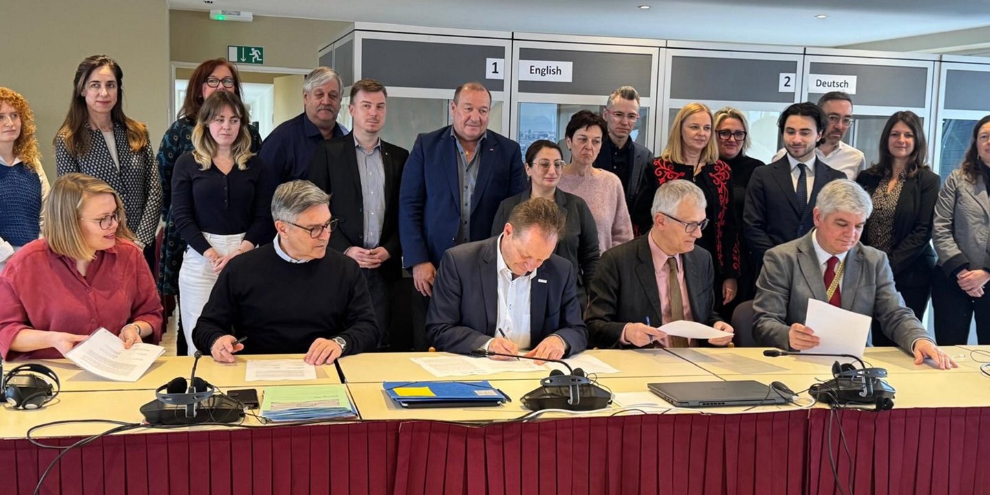 Gruppenfoto ETF und CER bei der Unterzeichnung